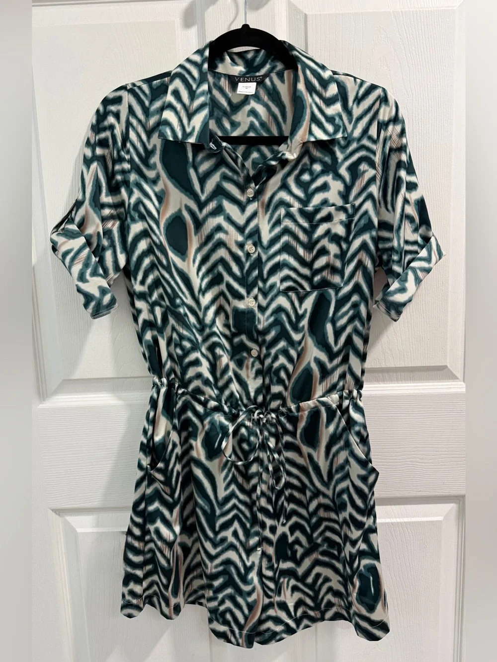 NWOT Venus Green & Cream Abstract Zebra/Chevron like print Romper. Size M
